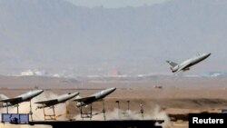 资料照片：2022年8月25日获取的伊朗陆军公布的图像显示，一架无人机在伊朗某地举行的军事演习期间升空。