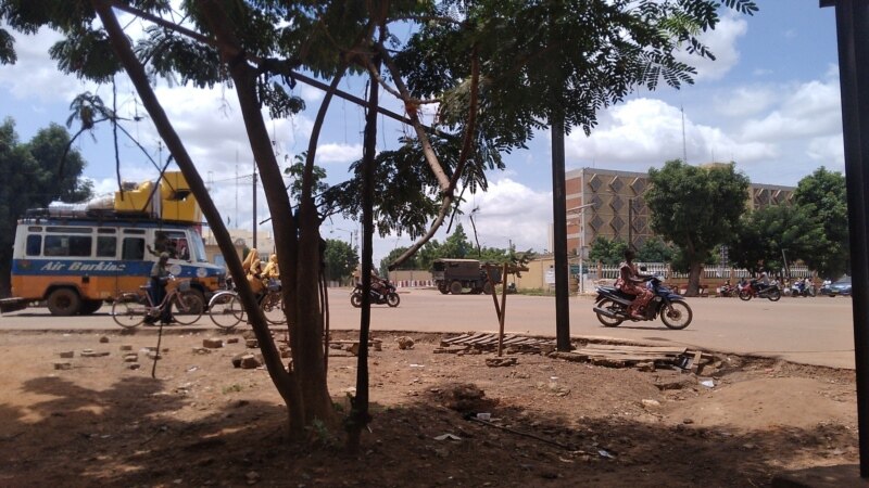 Tirs, survol d'hélicoptère, barricades: Ouagadougou replonge dans la confusion