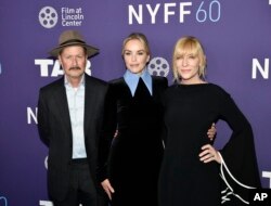 Sutradara Todd Field (kiri) Nina Hoss dan Cate Blanchett menghadiri pemutaran perdana "Tár" di Alice Tully Hall, New York, saat berlangsungnya Festival Film New York ke-60 pada Senin, 3 Oktober 2022. (Evan Agostini/Invision/AP)