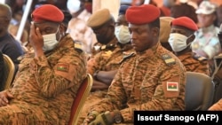 Le chef de la junte du Burkina Faso, le capitaine Ibrahim Traoré (à dr.) lors d'une cérémonie au camp militaire du général Sangoule Lamizana à Ouagadougou le 8 octobre 2022.