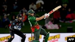 ক্রাইস্টচার্চের হ্যাগলি ওভালে নিউজিল্যান্ড এবং বাংলাদেশের মধ্যে টি-টোয়েন্টি ত্রিদেশীয় সিরিজের তৃতীয় ক্রিকেট ম্যাচে একটি শট খেলছেন বাংলাদেশের নুরুল হাসান। ৯ অক্টোবর, ২০২২।