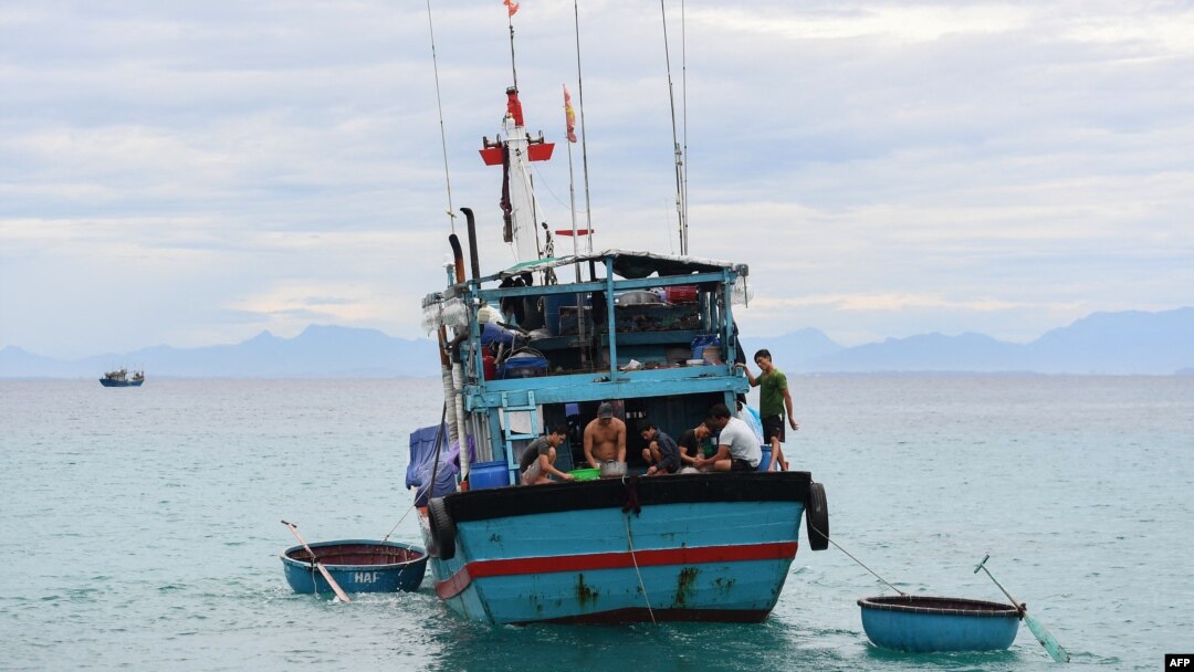 Một tàu cá của ngư dân Việt Nam gần đảo Lý Sơn, tỉnh Quảng Ngãi. Tuần duyên Philippines nói họ đã chạm trán một tàu đánh cá treo cờ Việt Nam ở ngoài khơi Bãi Cỏ Rong vào ngày 9/2/2023.