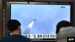 지난 29일 한국 서울역에 설치된 TV에서 북한 탄도미사일 발사 관련 뉴스가 나오고 있다.