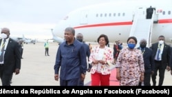 João Lourenço, Presidente de Angola, primeira-dama, Ana Dias Lourenço(cen) e vice-Presidente, Esperança Costa(dir), à chegada da Espanha, Luanda, 3 Outubro 2022