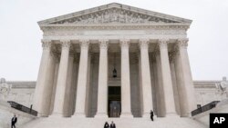 Sudija Ketandži Braun Džekson i predsedavajući sudija Džon Roberts silaze niz stepenice Vrhovnog suda u Vašingtonu, 30. septembra 2022. urt in Washington, Sept. 30, 2022.