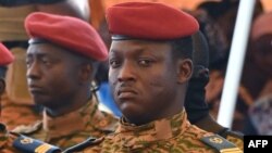 Des blindés et des véhicules militaires ont été déployés aux différents points d'accès au Centre de conférence de Ouagadougou où se tient la rencontre.