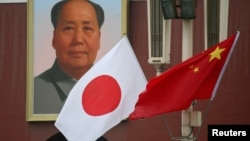 资料照：2006年10月8日，时任日本首相安倍晋三访华时，北京天安门广场悬挂的中国和日本国旗。