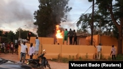 Manifestantes incendiaram parte da embaixada francesa