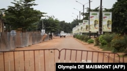 Des soldats burkinabè se sont déployés à Ouagadougou le 30 septembre 2022 après que des coups de feu ont été entendus vers le palais présidentiel.