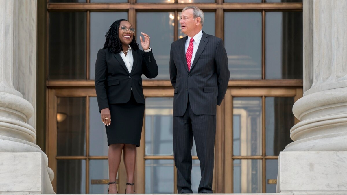 Jackson Makes US Supreme Court Debut in Brief Ceremony