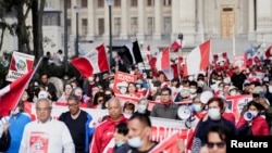 La gente protesta contra el gobierno del presidente de Perú, Pedro Castillo, en Lima, Perú, 15 de octubre de 2022. REUTERS/Angela Ponce