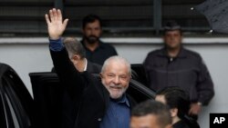 Luiz Inacio Lula da Silva saúda apoiantes em São Paulo, 2 Outubro, 2022 (AP Photo/Marcelo Chello)