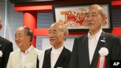 Ketua Asosiasi Pariwisata Anime Jepang Yoshiyuki Tomino (tengah), Ketua Kadokawa Corp. dan Wakil Ketua Asosiasi Tsuguhiko Kadokawa (kiri), dan Direktur asosiasi Yasuhiro Tsuboi saat konferensi pers di Tokyo, Jumat, 16 September 2016 (AP/Koji Sasahara)