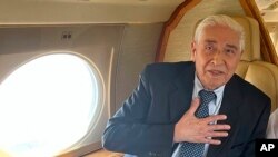 ইরানের হাতে আটক ইরানি বংশোদ্ভূত আমেরিকান বাকার নামাজি ৫ অক্টোবর চিকিৎসার জন্য ওমানের উদ্দেশ্যে দেশ ত্যাগ করেন তবে তার ৫০ বছর বয়সী ছেলে ইরানেই রয়েছেন। 