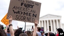 রো বনাম ওয়েড-এর সিদ্ধান্ত উলটে দেয়ার হাইকোর্টের সিদ্ধান্তের পর লোকজন ওয়াশিংটনে সুপ্রিম কোর্টের সামনে বিক্ষোভ করছে। ২৪ জুন, ২০২২।