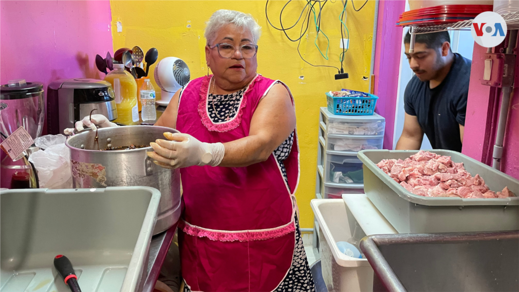 María Ferrer Vélez cocina comidas calientes para damnificados en su heladería Paletería Carrucel. Foto: Yeny García