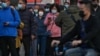 Residentes con mascarilla esperan en fila para someterse a una prueba rutinaria de detección del COVID-19, en Beijing, el 25 de octubre de 2022. (AP Foto/Andy Wong)