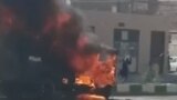 یک دستگاه وسیله نقلیه نظامی که در زاهدان به آتش کشیده شده است (جمعه ۸ مهر)