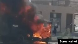 یک دستگاه وسیله نقلیه نظامی که در زاهدان به آتش کشیده شده است (جمعه ۸ مهر)