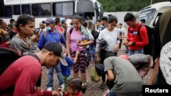 Migrantes rumbo a EEUU esperan para abordar un bus con destino a la frontera con Guatemala, en las afueras de Tegucigalpa, Honduras 29 de septiembre de 2022.