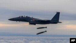 4일 북한의 중거리탄도미사일 발사에 대응해 출격한 한국 공군 F-15K 전투기가 군산 앞바다에 마련된 표적에 합동정밀직격탄(JDAM)을 투하하고 있다.