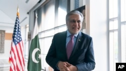 巴基斯坦財政部長伊沙克·達爾(Ishaq Dar)2022年10月14日在巴基斯坦駐美國大使館接受美聯社採訪。