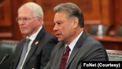 Specijalni izaslanik SAD Gabrijel Eskobar i ambasador SAD u Srbiji Kristofer Hil na sastanku u Vladi Srbije (FoNet)