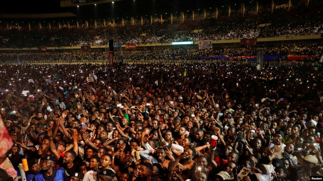 Kerumunan penonton terlihat pada konser penyanyi Fally Ipupa, di mana sejumlah korban tewas akibat berdesak-desakan, di stadion Martyrs di Kinshasa, Kongo, pada 29 Oktober 2022. (Foto: Reuters/Paul Lorgerie Refile)