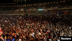 Kerumunan penonton terlihat pada konser penyanyi Fally Ipupa, di mana sejumlah korban tewas akibat berdesak-desakan, di stadion Martyrs di Kinshasa, Kongo, pada 29 Oktober 2022. (Foto: Reuters/Paul Lorgerie Refile)