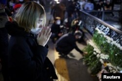 Orang-orang memberikan penghormatan di dekat lokasi kejadian saat perayaan Halloween, di Seoul, Korea Selatan, 30 Oktober 2022. (Foto: REUTERS/Kim Hong-ji)