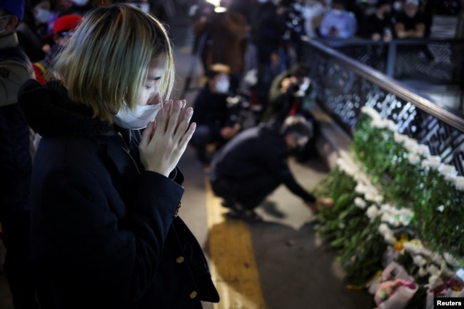 Orang-orang memberikan penghormatan di dekat lokasi kejadian saat perayaan Halloween, di Seoul, Korea Selatan, 30 Oktober 2022. (Foto: REUTERS/Kim Hong-ji)