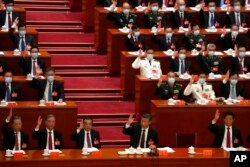 2022 年 10 月 22 日星期六，中國國家主席習近平、下排中間和其他代表在北京人民大會堂出席中國執政的共產黨第二十次全國代表大會閉幕式。