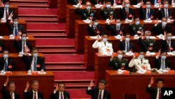 中国国家主席习近平（下排中间）和其他代表在北京人民大会堂出席中国共产党第二十次全国代表大会闭幕式。（2022 年 10 月 22 日）