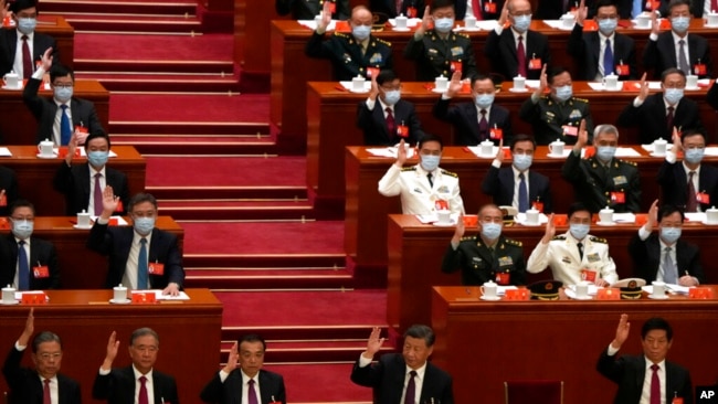 中国国家主席习近平(下排中间)和其他代表在北京人民大会堂出席中国共产党第二十次全国代表大会闭幕式。(2022 年 10 月 22 日)