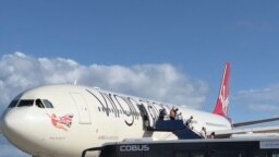 Pesawat Virgin Atlantic terlihat di landasan di bandara Internasional Barbados Grantley Adams di Christ Church, 28 Januari 2022. (Daniel SLIM / AFP)