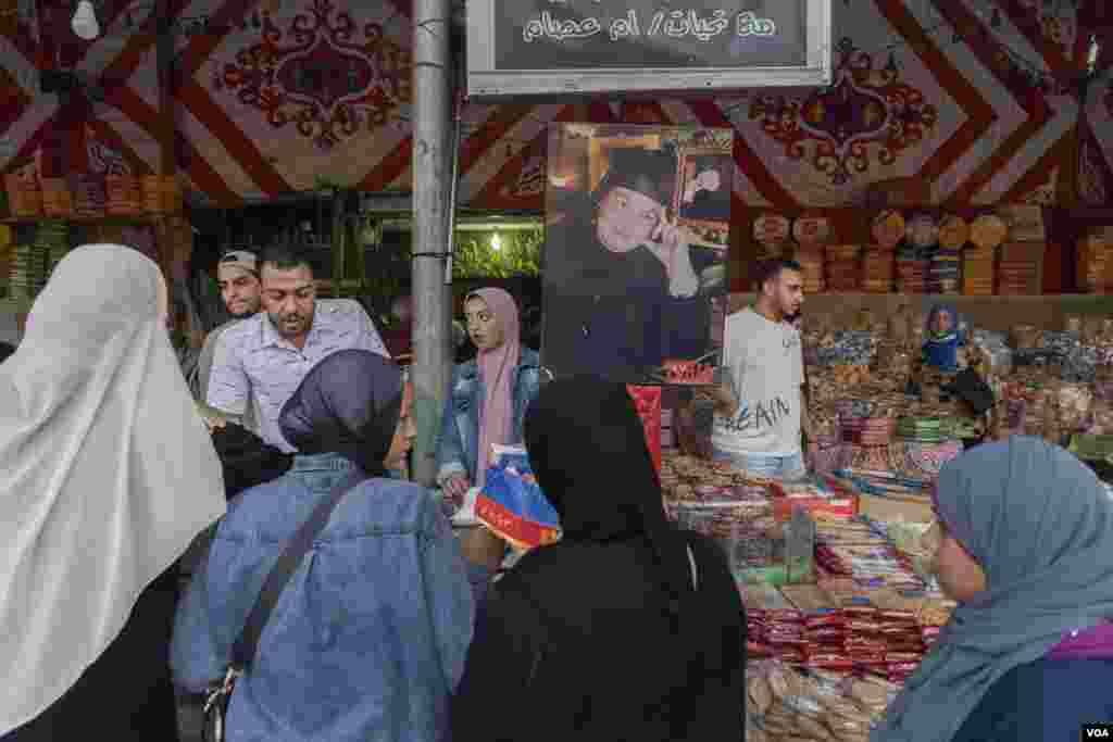 Traditionally, Muslims buy special sweets for their families and friends on the occasion of Mawlid al-Nabi, in Cairo, on Oct. 8, 2022. (Hamada Elrasam/VOA) 