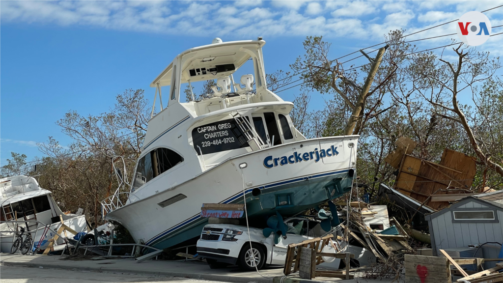 Los vientos de Ian arrastraron botes desde las marinas y los vararon sobre arboles y autos en Fort Myers. Foto: Yeny García