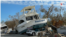 Los vientos de Ian arrastraron botes desde las marinas y los vararon sobre arboles y autos en Fort Myers. [Foto: VOA / Yeny García]