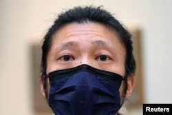 被中国驻曼彻斯特领事馆工作人员扯入领馆院内殴打的示威者鲍伯（Bob Chan）在伦敦的记者会上。（2022年10月19日）