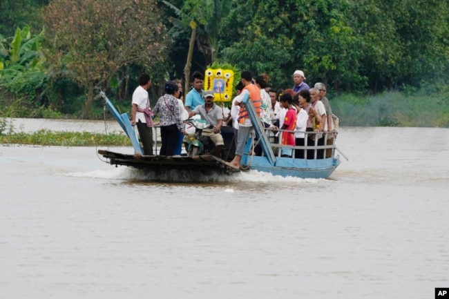 សព​នៃ​ជន​រងគ្រោះ​ម្នាក់​នៅ​ក្នុង​ឧប្បតិ្តហេតុ​លិច​ទូក​ដ​នៅ​ខេត្តកណ្តាល​កាល​ពី​យប់​ថ្ងៃ​ព្រហស្បតិ៍ ត្រូវ​បាន​ដឹក​តាម​ទូក​ក្នុង​អំឡុង​បុណ្យ​សព​នៅ​ភូមិ​កោះចំរើន​ ​ឃុំ​កំពង់​ភ្នំ ស្រុក​លើក​ដែក ខេត្ត​កណ្តាល កាល​ពី​ថ្ងៃ​សុក្រ​ទី​១៤ ខែ​តុលា ឆ្នាំ​២០២២។