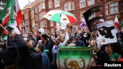 Las protestas alrededor del mundo contra el gobierno iraní, tras la muerte de Mahsa Amini, no se han hecho esperar, como esta frente al consulado de Irán, en Londres, Gran Bretaña, el 9 de octubre de 2022.