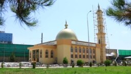 سراج‌الدین حقانی، سرپرست وزارت داخلۀ طالبان چندی پیش این مسجد را در مقر وزارت داخله افتتاح کرد