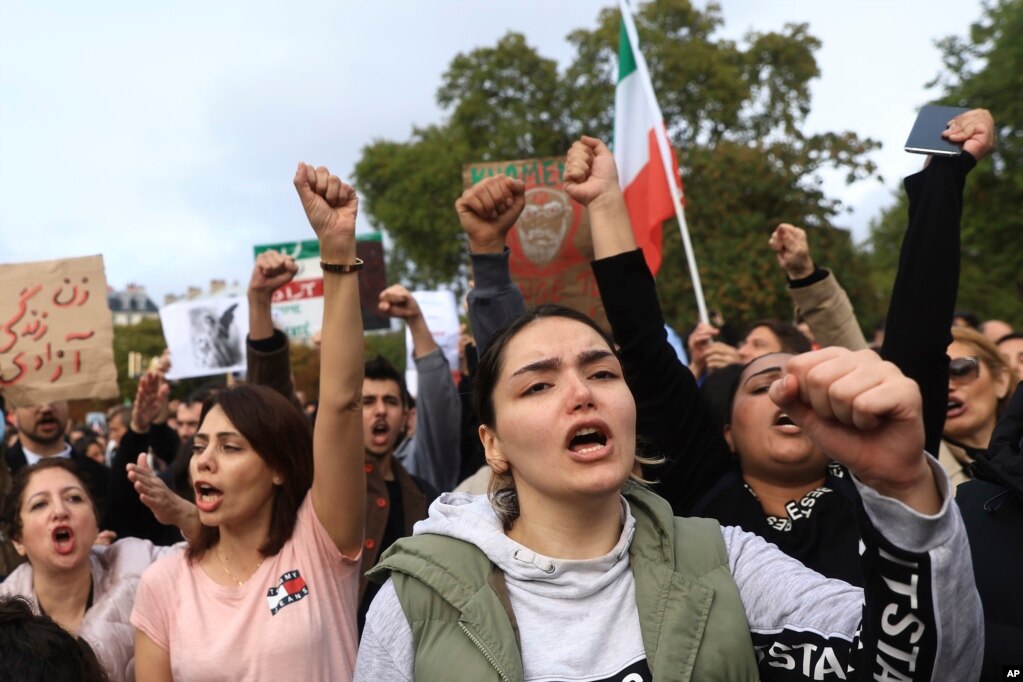 人们在巴黎举行抗议伊朗当局的示威。(2022年10月3日)(photo:VOA)