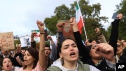 پیرس میں ایران مخالف مظاہرہ : فوٹو اے پی۔ یکم اکتوبر 2022