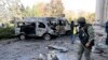 Tim investigasi memeriksa lokasi serangan di dekat gedung pemerintahan di Donetsk, di timur Ukraina, pada 16 Oktober 2022. (Foto: AP/Alexei Alexandrov)