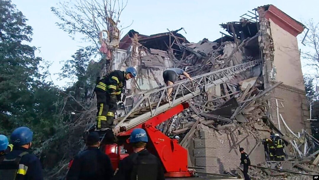 Rescatistas trabajan en la escena del más reciente ataque ruso sobre Ucrania, específicamente en Zaporiyia. Foto: Servicio de Emergencia de Ucrania.