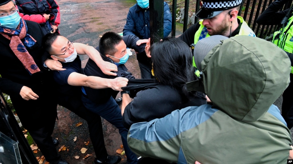 资料照片: 2022年10月16日港人Bob Chan在中国驻曼彻斯特总领事馆外示威时，被多位中方领事官员殴打并且差点拽入领事馆(photo:VOA)
