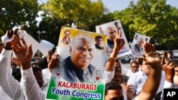 কংগ্রেস পার্টির সমর্থকরা ভারতের নয়া দিল্লিতে নবনির্বাচিত দলের সভাপতি মল্লিকার্জুন খার্গের বাসভবনের বাইরে উদযাপন করছে। ১৯ অক্টোবর, ২০২২।