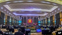 Anggota delegasi menghadiri pertemuan khusus para menteri luar negeri Asia Tenggara di Sekretariat Perhimpunan Bangsa-Bangsa Asia Tenggara (ASEAN) di Jakarta, Kamis, 27 Oktober 2022. (Galih Pradipta, Kementerian Luar Negeri RI via AP)