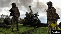 Miembros del ejército ucraniano disparan en primera línea un proyectil desde un obús remolcado FH-70, mientras continúa el ataque de Rusia contra Ucrania, en la región de Zaporizhzhia, Ucrania, 27 de octubre de 2022.